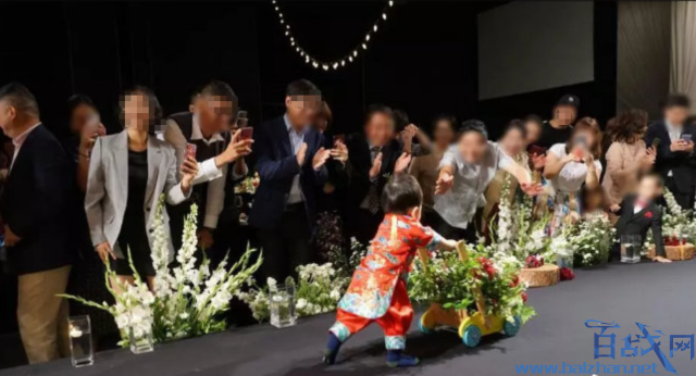 秋瓷炫于晓光儿子首公开 在婚礼上推着小花车行走呆萌可爱