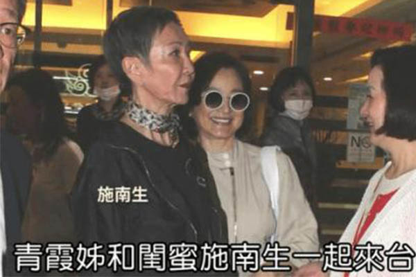 林青霞现身台北看罗大佑演唱会，闺蜜随行施南生黑色系着装亮眼