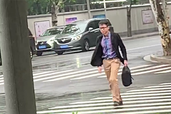 唐爽告周立波名誉权案开庭，双方出庭状态截然相反引关注