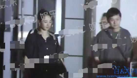 白百何新恋情疑再次曝光，一身朴素穿梭职场精英男人群中靓丽依旧
