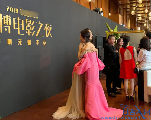 章子怡和周冬雨两代谋女郎同框 两人亲密接触画风清奇