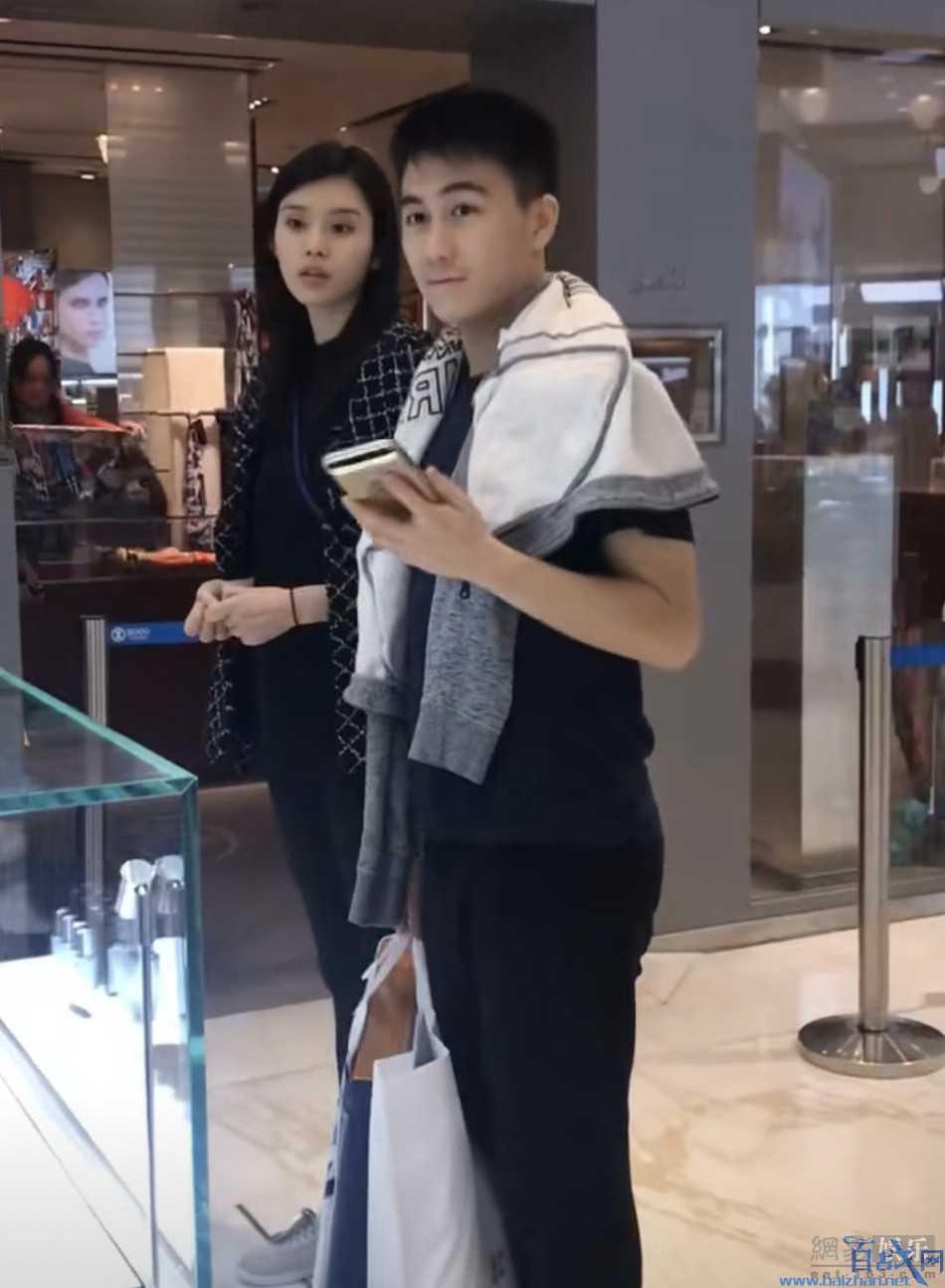 何猷君奚梦瑶合体逛街气氛轻松，男方友好打招呼画风休闲