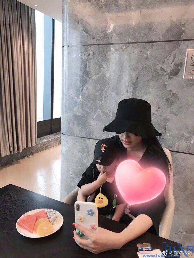 董子健为孙怡庆生晒照秀恩爱 孙怡高冷回复