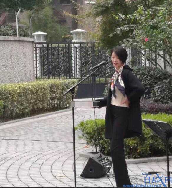李亚鹏女友近照流出！利落西装率性足爵士演唱魅力高