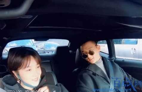 于小彤为女友脱鞋