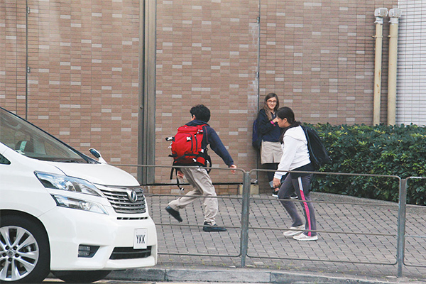 Lucas挎书包耍酷，这本事莫不是谢霆锋真传？