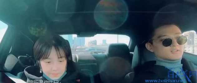 于小彤为女友脱鞋