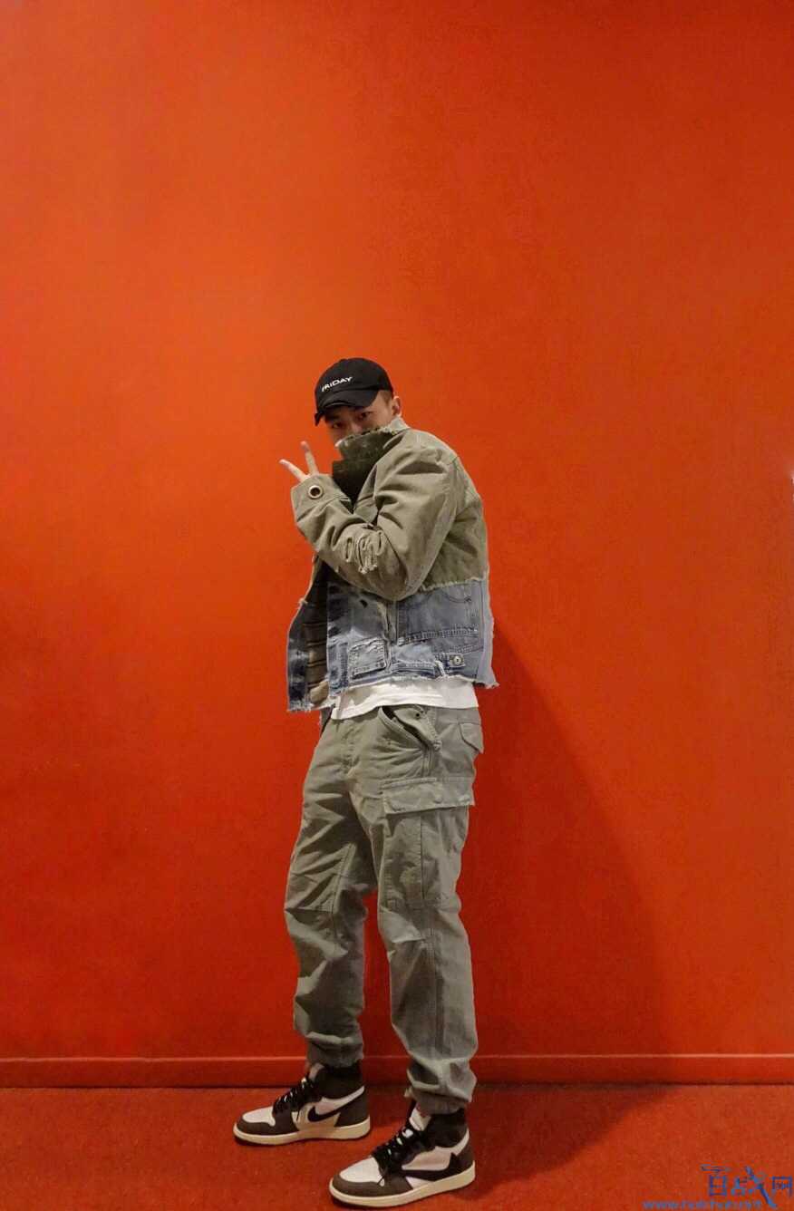 乔欣短裙捧脸卖萌