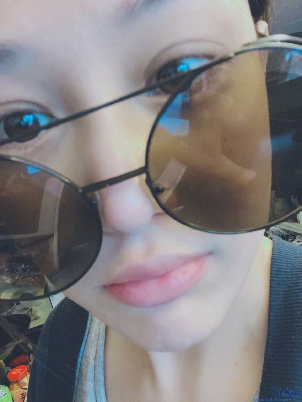 张馨予戴墨镜切洋葱，宝宝动手也能照顾好自己