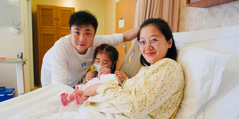 乔杉宣布二胎得女，对于祝福感恩持感恩心态家人合影画风温馨