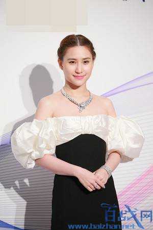何超莲认爱后首现身，赌王女儿出席活动小露香肩状态好