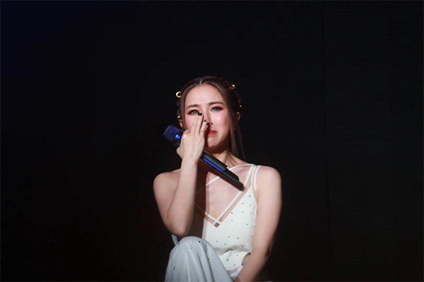 邓紫棋演唱现场情绪崩溃，哭了的样子让心心疼