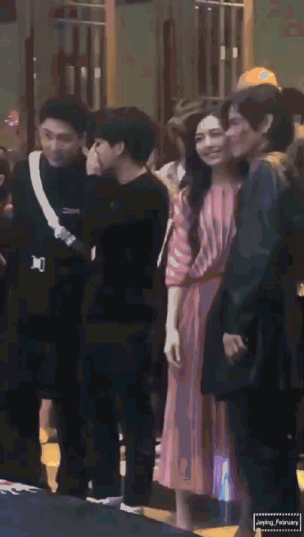 郭碧婷嘟嘴要向佐亲亲