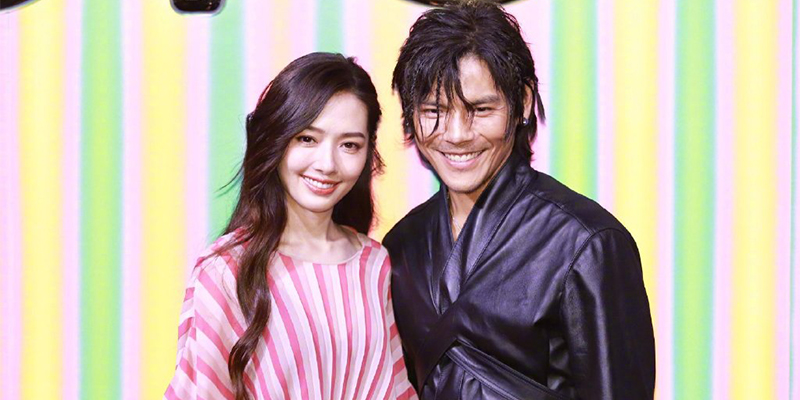 郭碧婷嘟嘴要向佐亲亲，这两人是打算酸哭吃瓜群众吗？