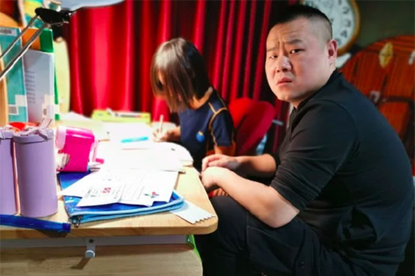 岳云鹏辅导作业，表情狰狞发微博透露一点办法都没有