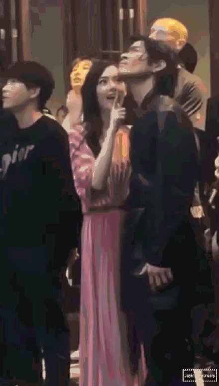郭碧婷嘟嘴要向佐亲亲