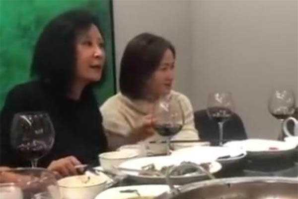 苏小明饭局上抽烟，爆粗口友人劝都劝不住