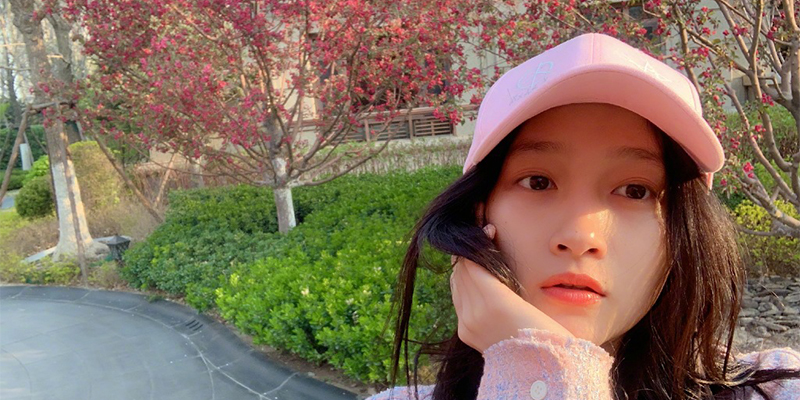 关晓彤户外踏青，如此调皮可爱的女艺人了解一下
