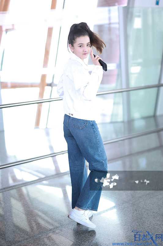 宋祖儿街拍大玩牛仔风，朴素没亮点？她身上这款小熊包包不乐意了