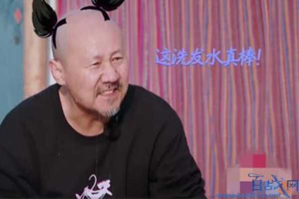腾格尔用化妆水洗头，老牌歌手有点可爱