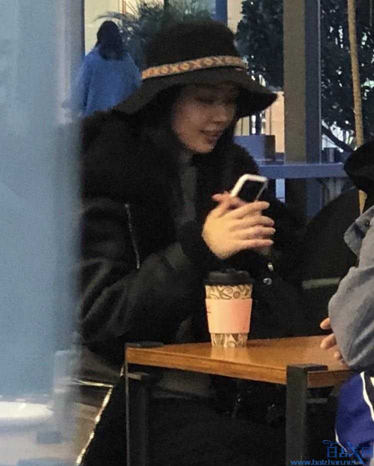 郭碧婷刷手机露甜笑，公开感情后这么幸福的吗？
