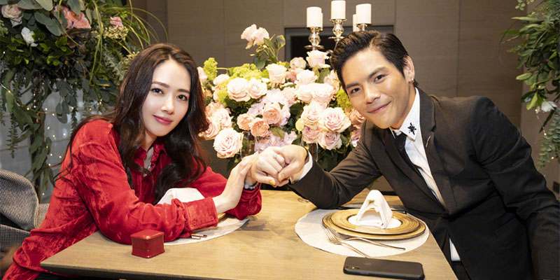 向佐晒与郭碧婷合照，女方大笑幸福洋溢