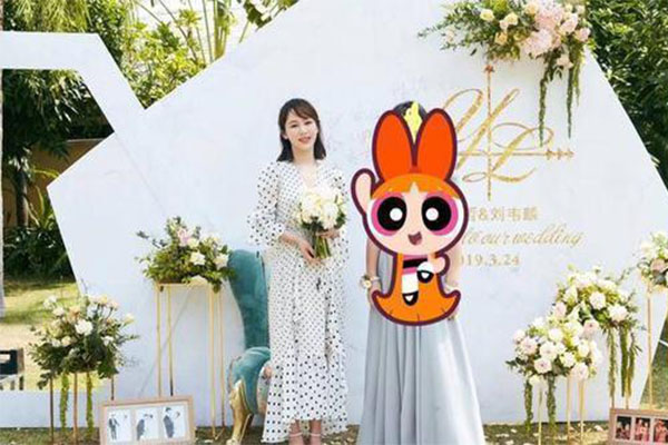 参加婚礼被熊抱