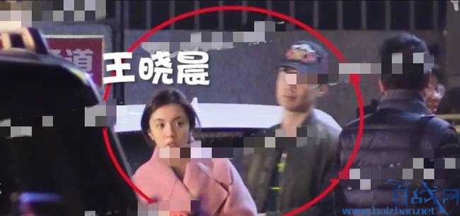 王晓晨恋情疑曝光，一同聚餐耐心等候女方显绅士