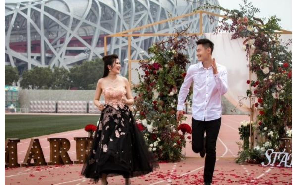 520百米飞人张培萌求婚张漠寒成功!浪漫跑道铺满鲜花