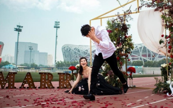 520百米飞人张培萌求婚张漠寒成功!浪漫跑道铺满鲜花