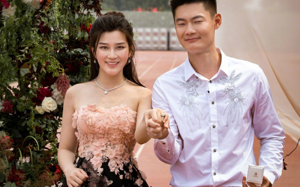 520百米飞人张培萌求婚张漠寒成功!浪漫跑道铺满鲜花